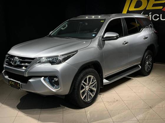 TOYOTA HILUX SW4 2.8 SR 4X4 16V TURBO INTERCOOLER DIESEL 4P AUTOMÁTICO
